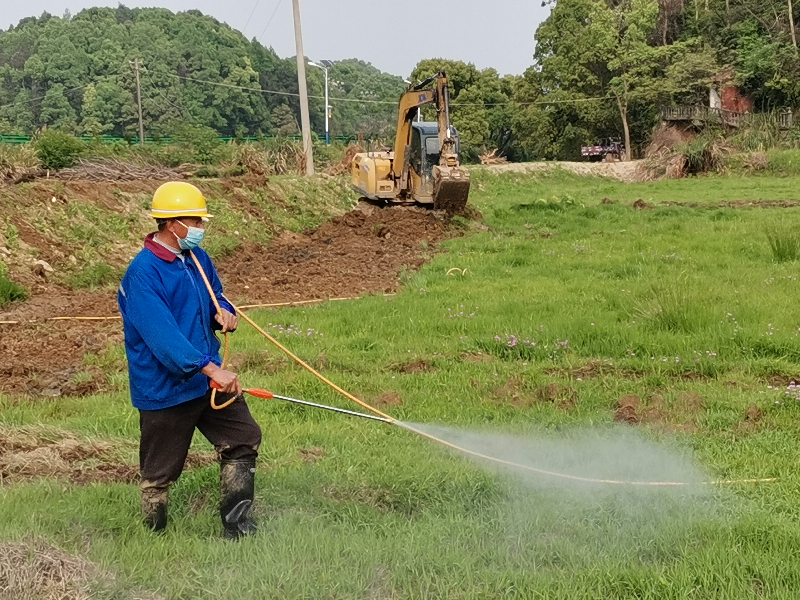 谷雨时节，晋熙镇芭蕉村村民正在进行除草工作，为即将到来的播种做好准备。_副本.jpg